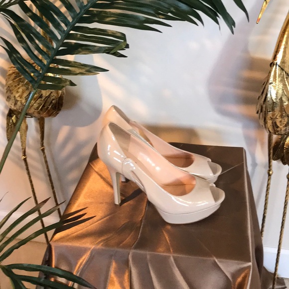 Marc Fisher Tan Heels SZ 10 - Picture 2 of 5